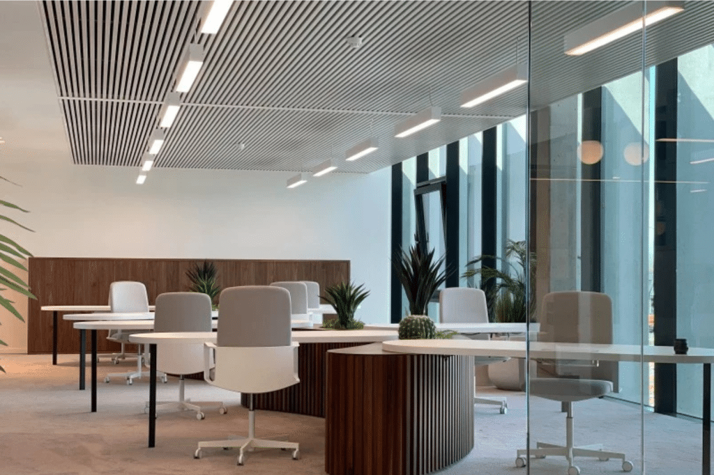 Representatieve lounge en vergaderruimte ingericht voor een HR-bedrijf