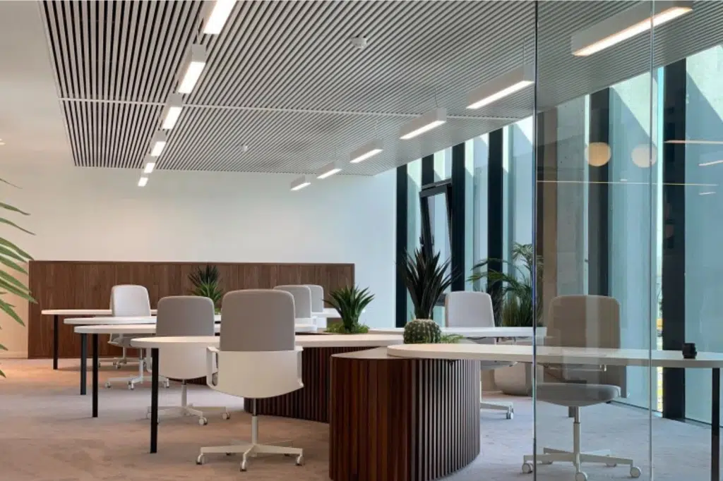 Representatieve lounge en vergaderruimte ingericht voor een HR-bedrijf