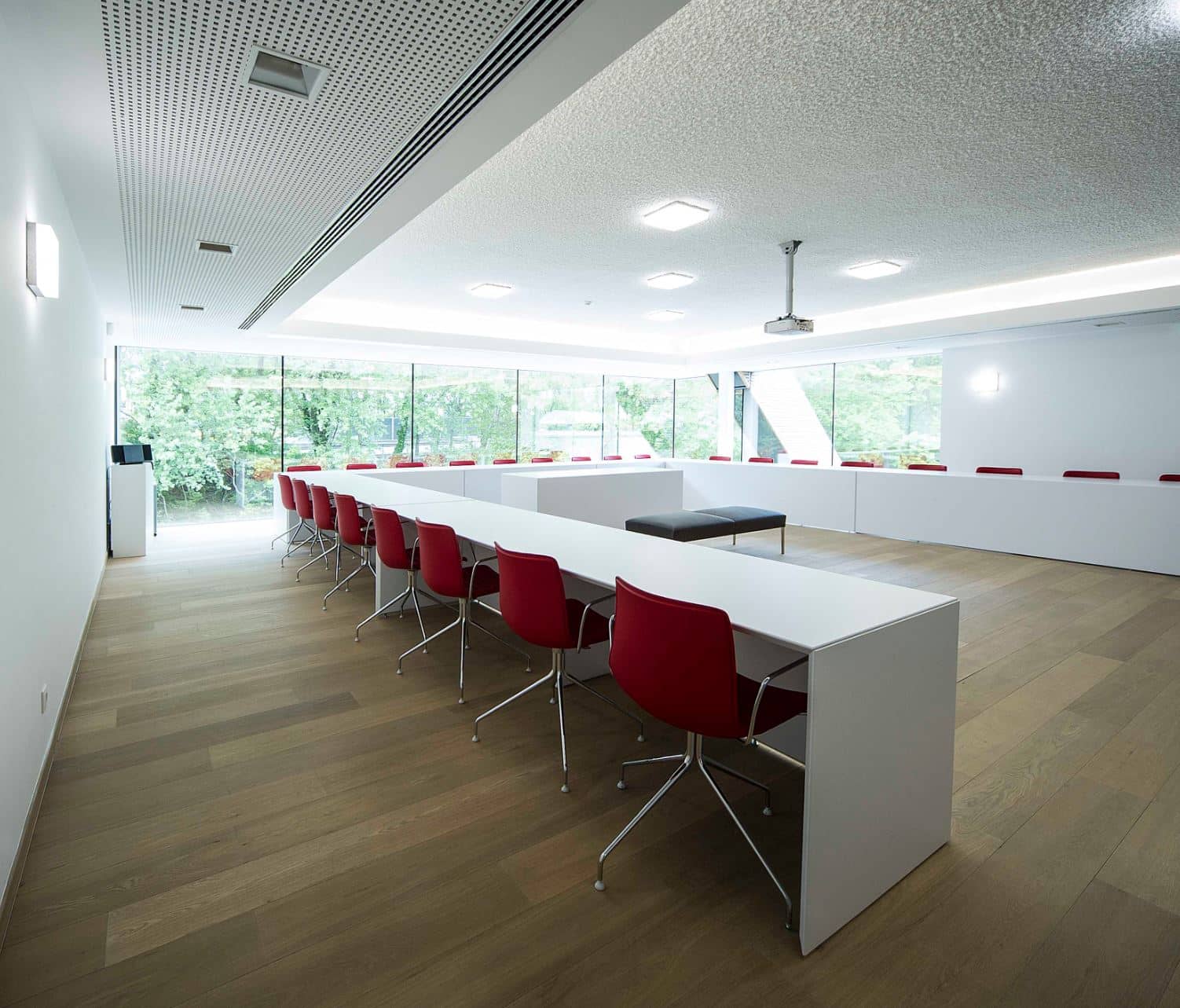 Lichtvolle vergaderzaal in een overheidsgebouw met duurzame, circulaire materialen en een tijdloze inrichting