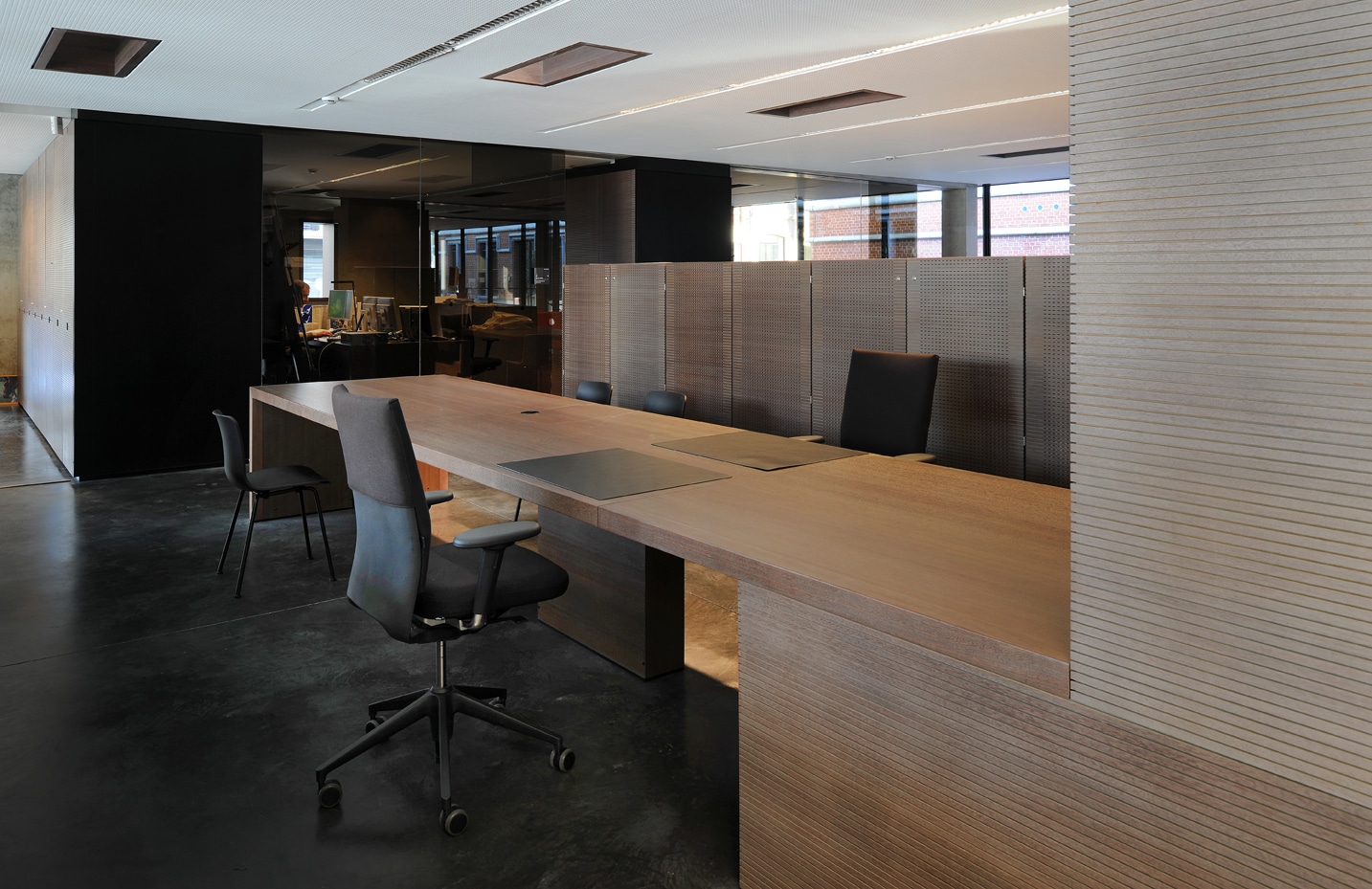 Moderne en ergonomisch ingerichte werkplek in een overheidsgebouw met een minimalistische balie en comfortabele bureaustoelen