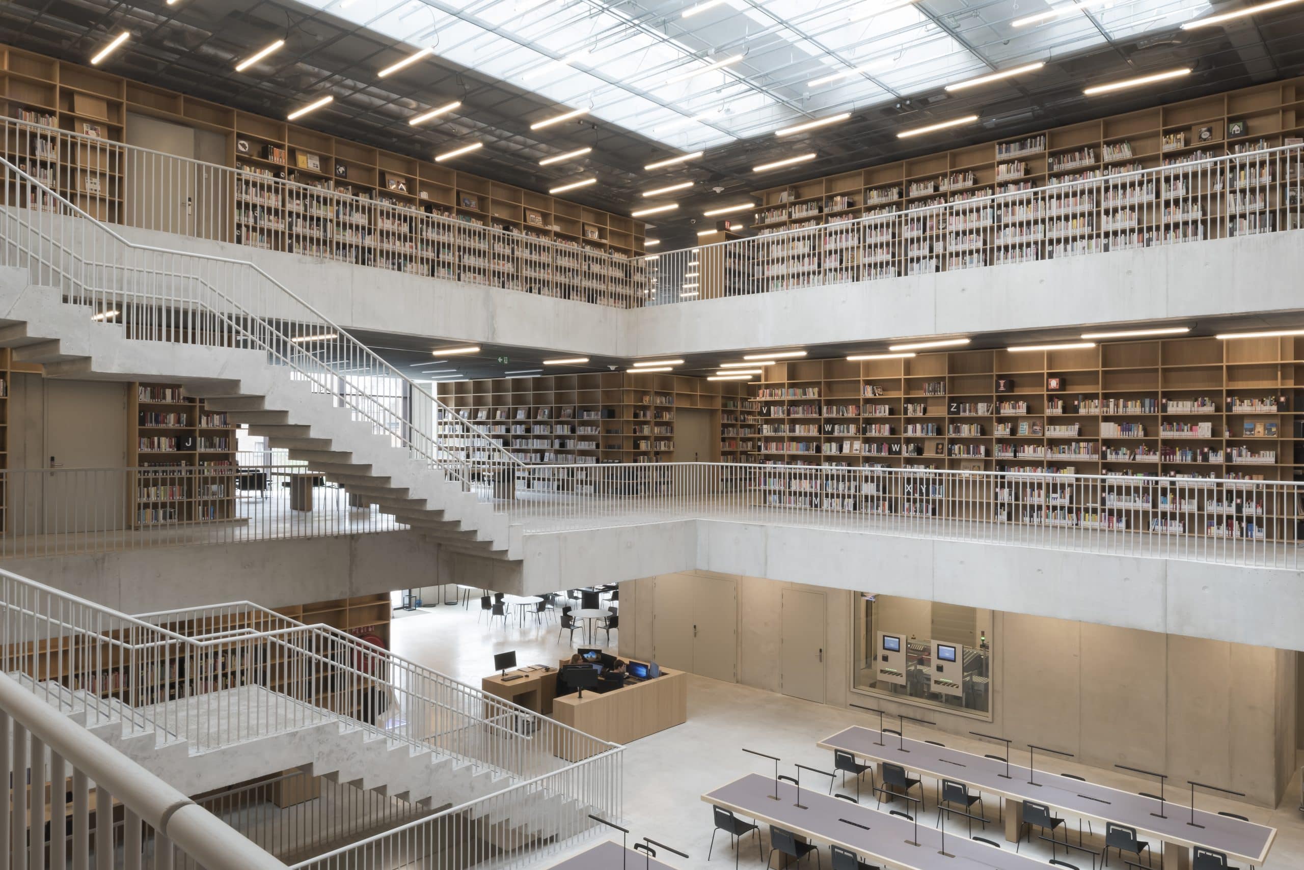 Open en helder ingedeeld overheidsgebouw met efficiënt georganiseerde zones en overzichtelijke circulatie