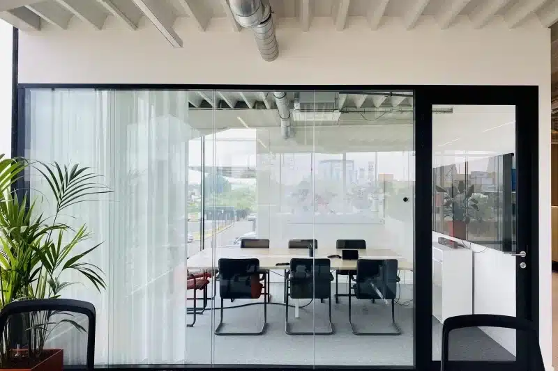 Transparante vergaderruimte ontworpen voor hybride samenwerking in de energiesector