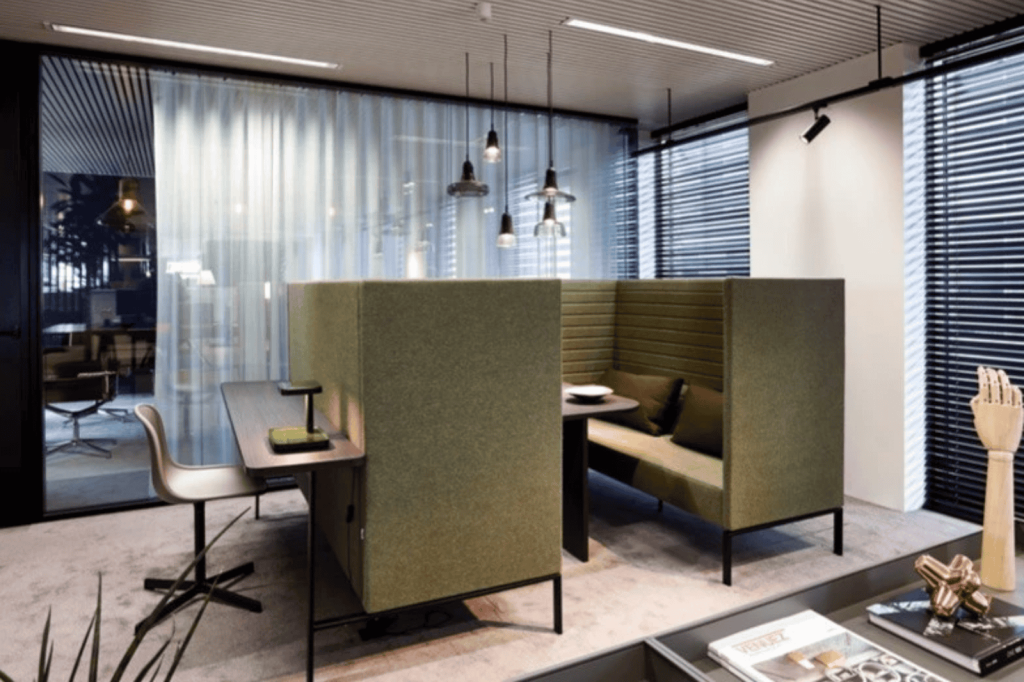 Kantoorinrichting door Buro Project met akoestische booth-zitjes en een rustige overleg- en focuszone.