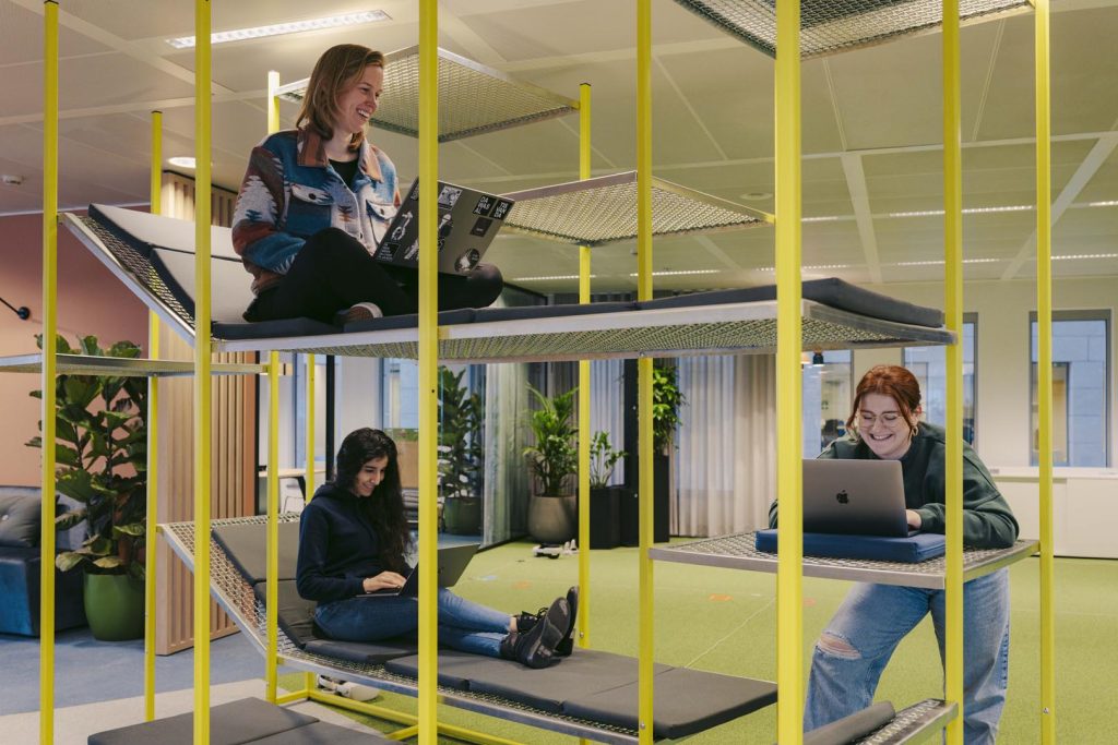 Creatieve focusplek met gelaagde zitplatformen waar medewerkers in alle rust én vrijheid geconcentreerd kunnen werken