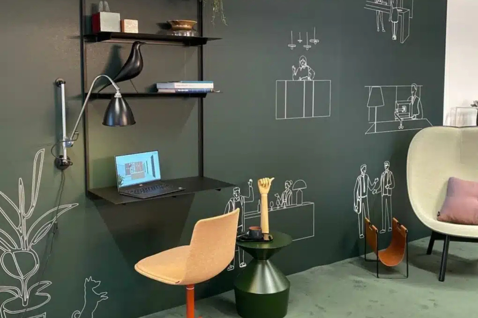 Moderne werkplek met wanddecoratie en compacte thuiswerkopstelling die sfeer en karakter toevoegt aan een kantoorruimte.