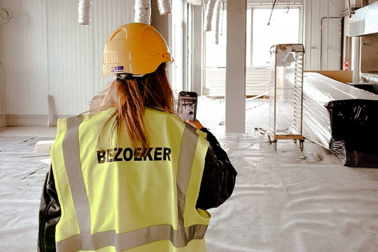 Renovatie van een kantoorruimte waarbij structurele aanpassingen deel uitmaken van een kantoorinrichtingsproject.