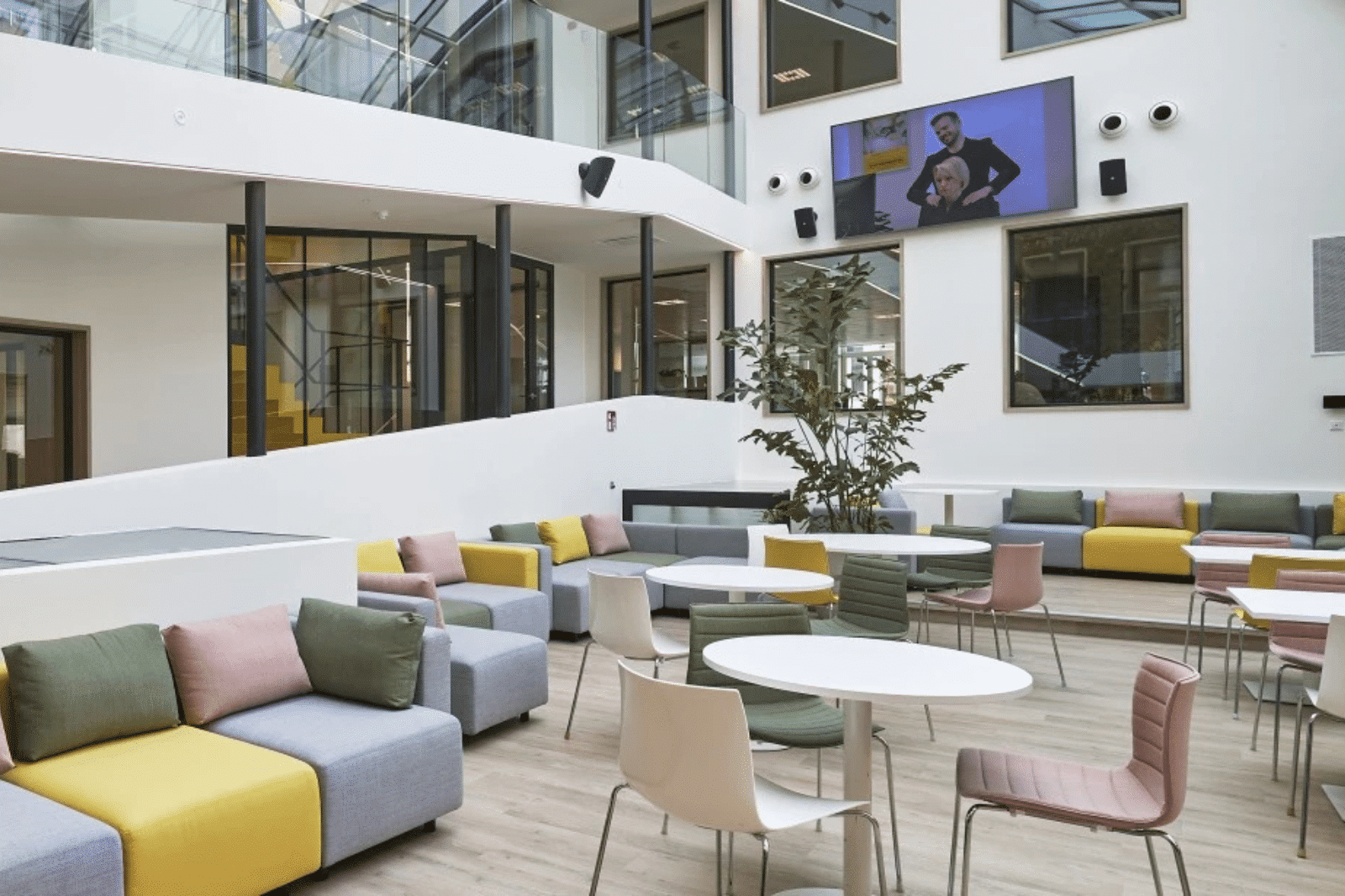 Open kantoorruimte met informele zitplekken die samenwerking en spontane interactie stimuleren.