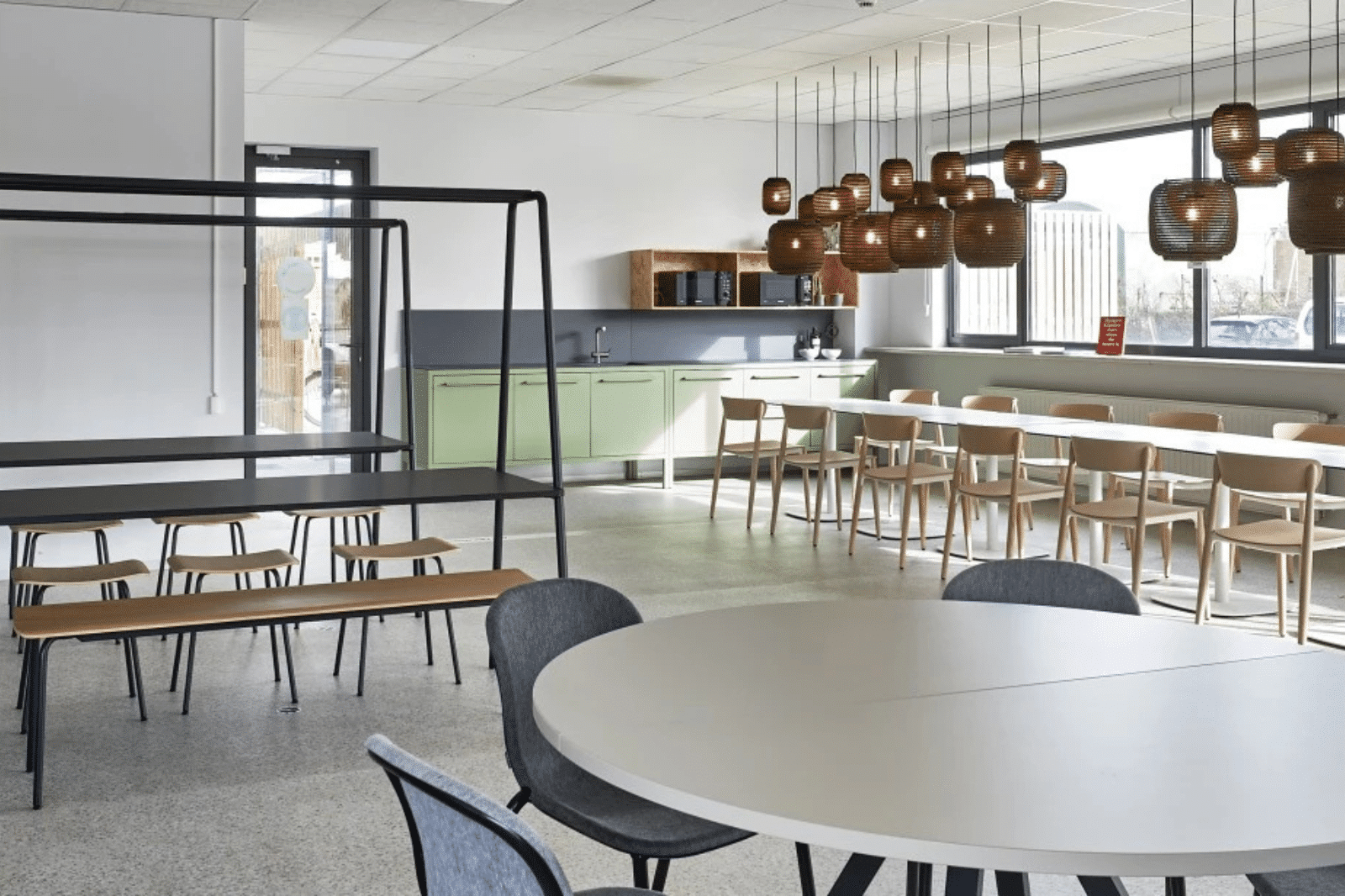 Gezellige kantoorruimte met lunch- en ontmoetingsplek voor informele momenten en teamconnectie.