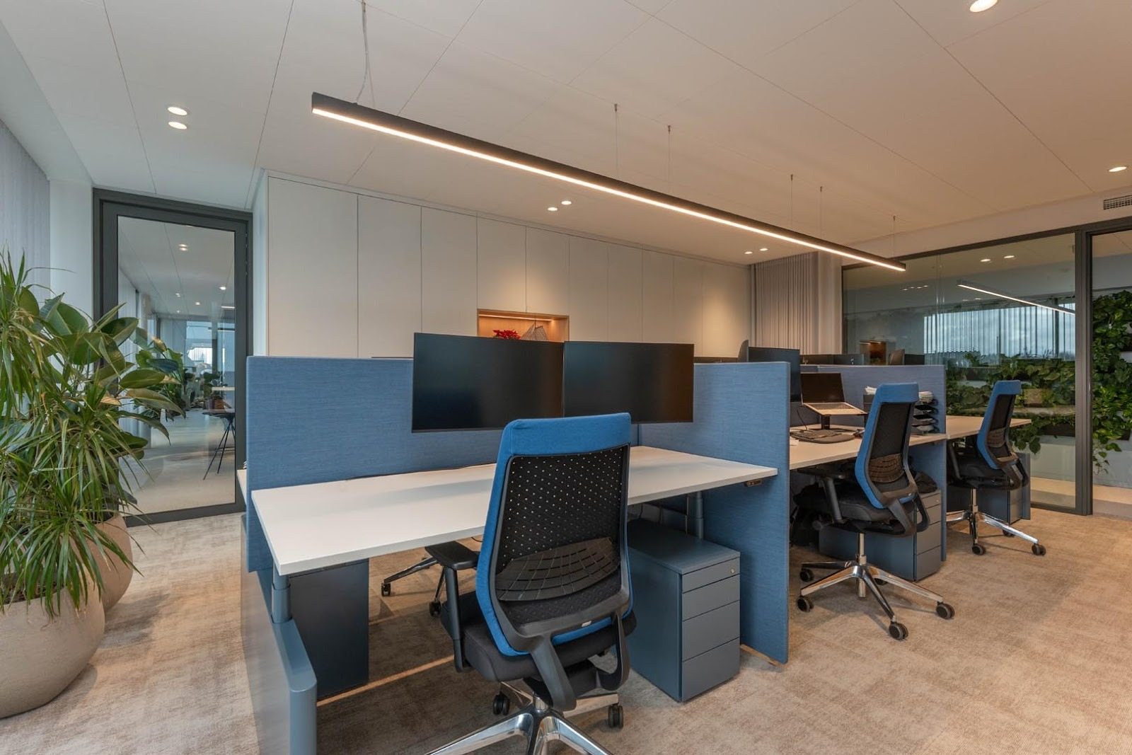 Moderne werkplekken met ergonomische bureaus en akoestische panelen voor meer focus en comfort.