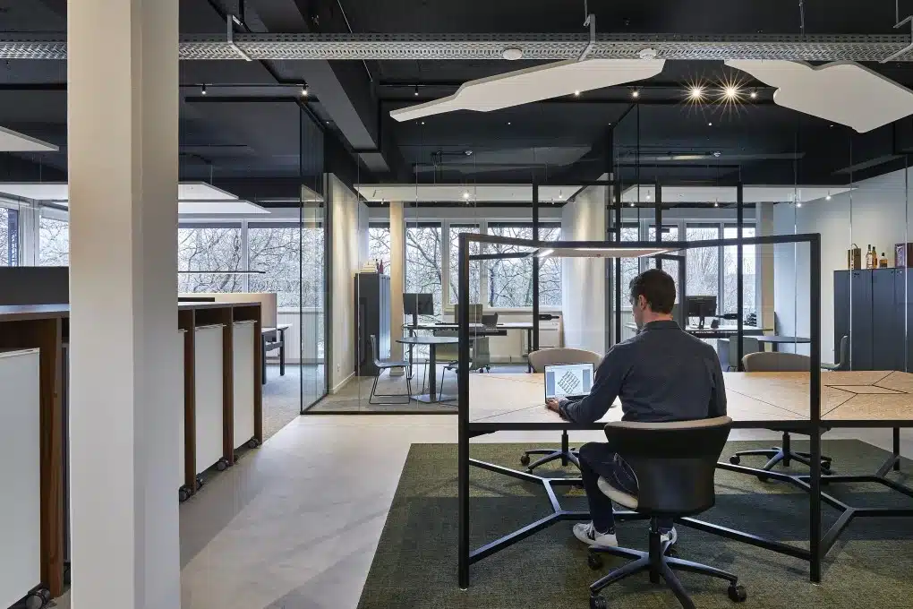 Espace de bureau moderne avec postes de travail flexibles et zones de concentration au sein d’un espace de travail intelligent