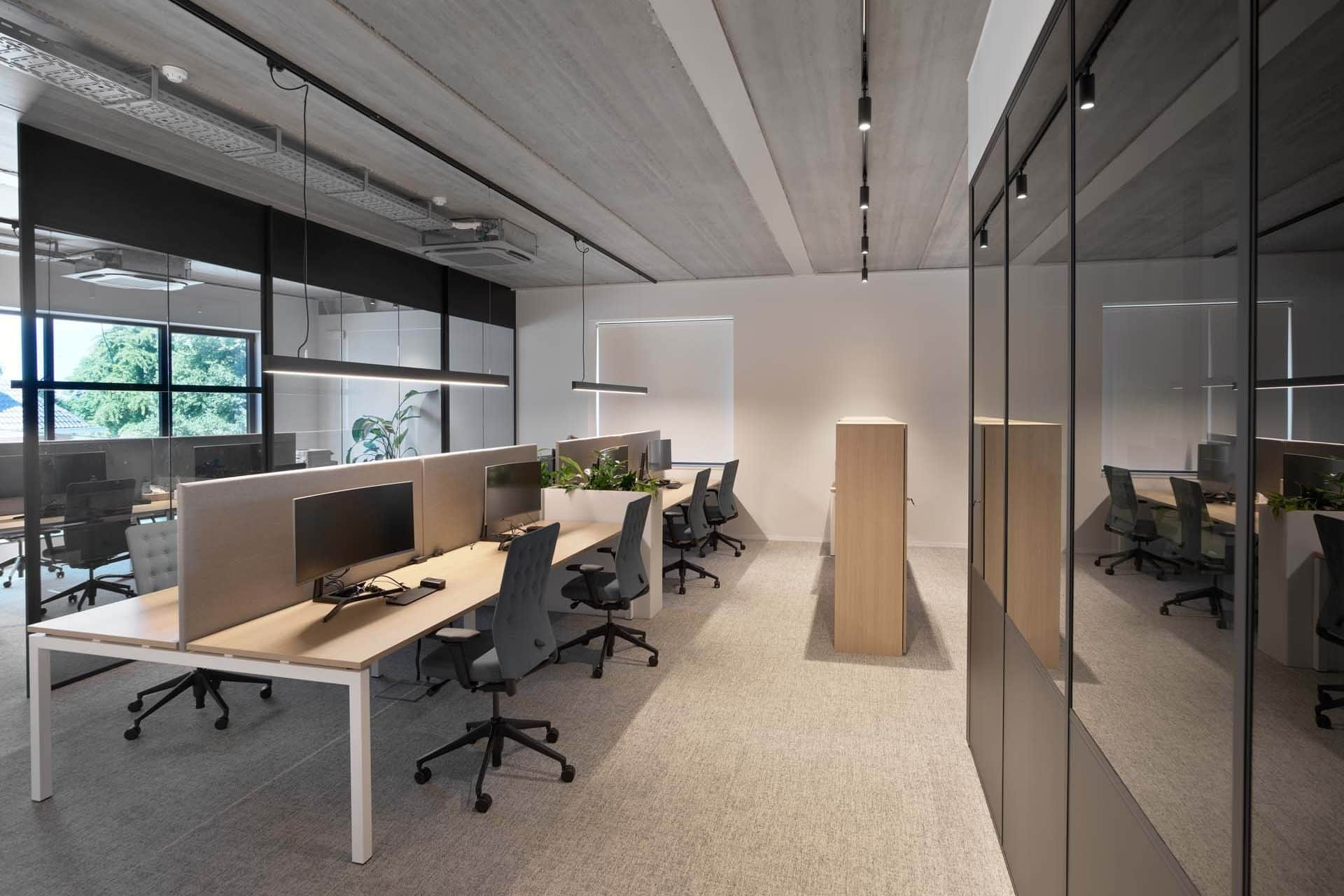 Rustige kantooromgeving met goed ingerichte werkplekken en optimale verlichting voor productief werken.