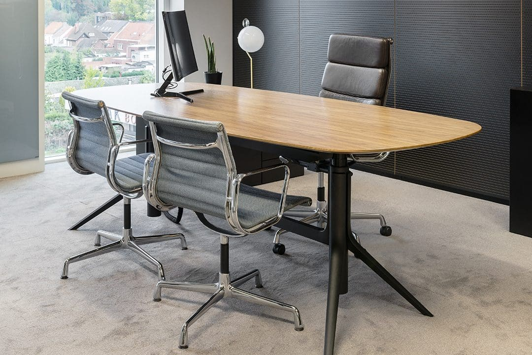 Moderne vergadertafel met ergonomische bureaustoelen in een strak kantoorinterieur