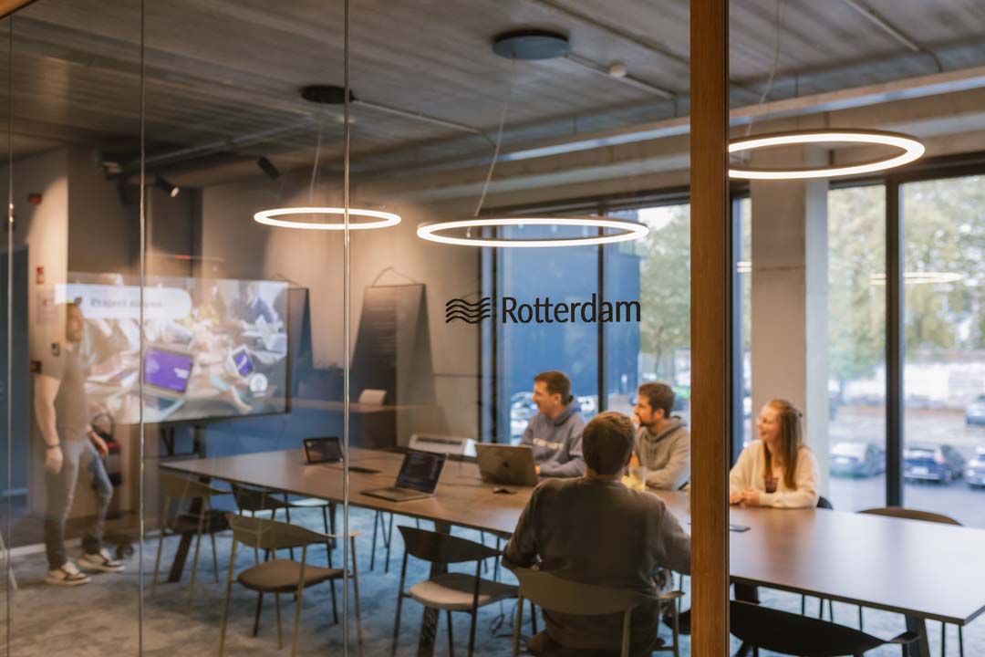 Afgesloten vergaderruimtes met glazen wanden waar gesprekken in alle rust en spraakprivacy kunnen plaatsvinden.
