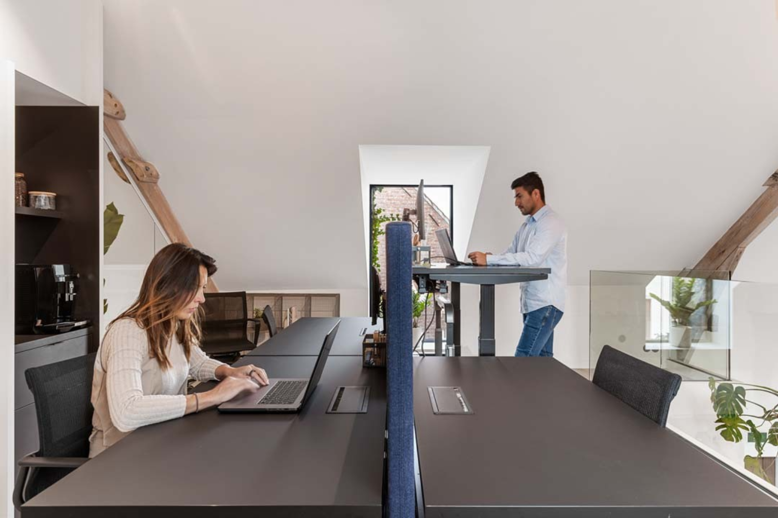 Flexwerkplekken met ergonomische zit-sta bureaus voor hybride werken op het kantoor van de toekomst