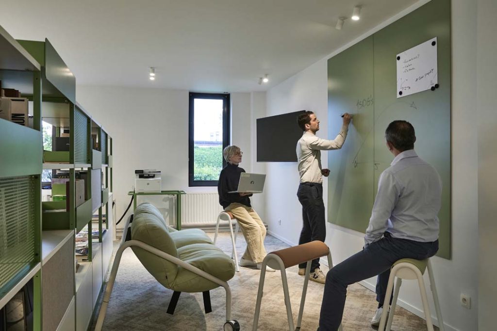 Modulaire vergaderruimte met verrijdbaar meubilair voor creatief overleg in het toekomstige kantoor
