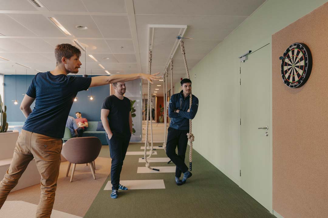 Ontspanningszone in de werkplek van de toekomst die verbinding tussen collega's stimuleert