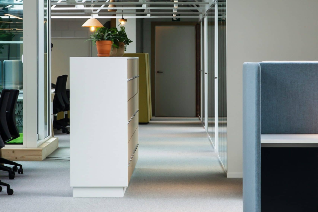 Afsluitbare kasten en opbergruimte tussen de werkplekken van een gedeelde werkplek.
