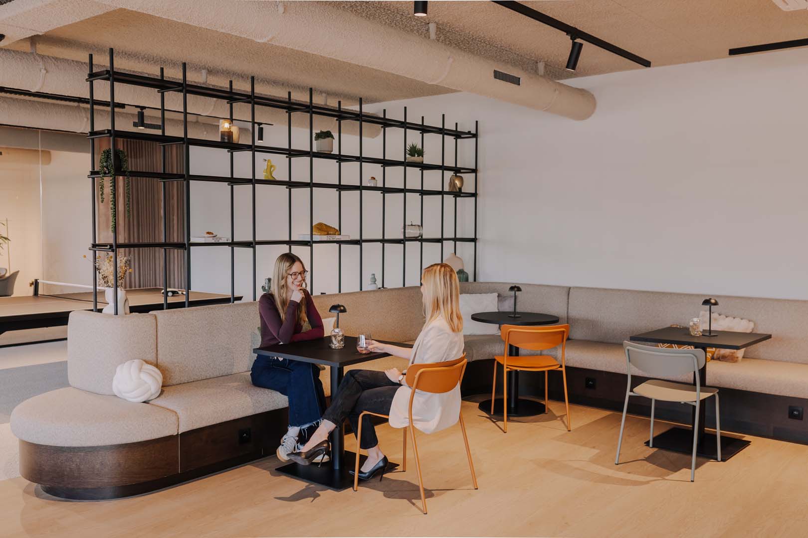 Coworking space inrichten: 7 essentials voor een productieve gedeelde werkplek
