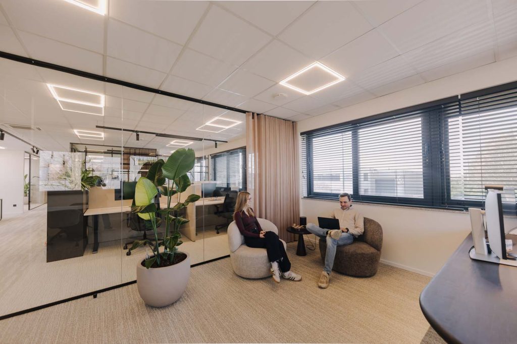 Collega's ontspannen in comfortabele loungezetels tijdens een informeel moment op kantoor